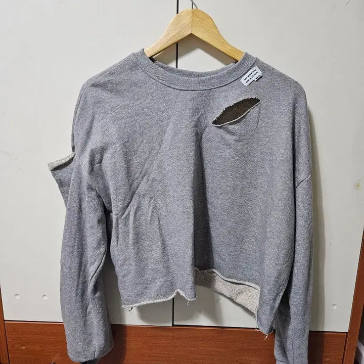 [BUNJANG] Gray Cropped Sweatshirt with Cut-out Detail / 그레이 크롭 맨투맨 새옷입니다