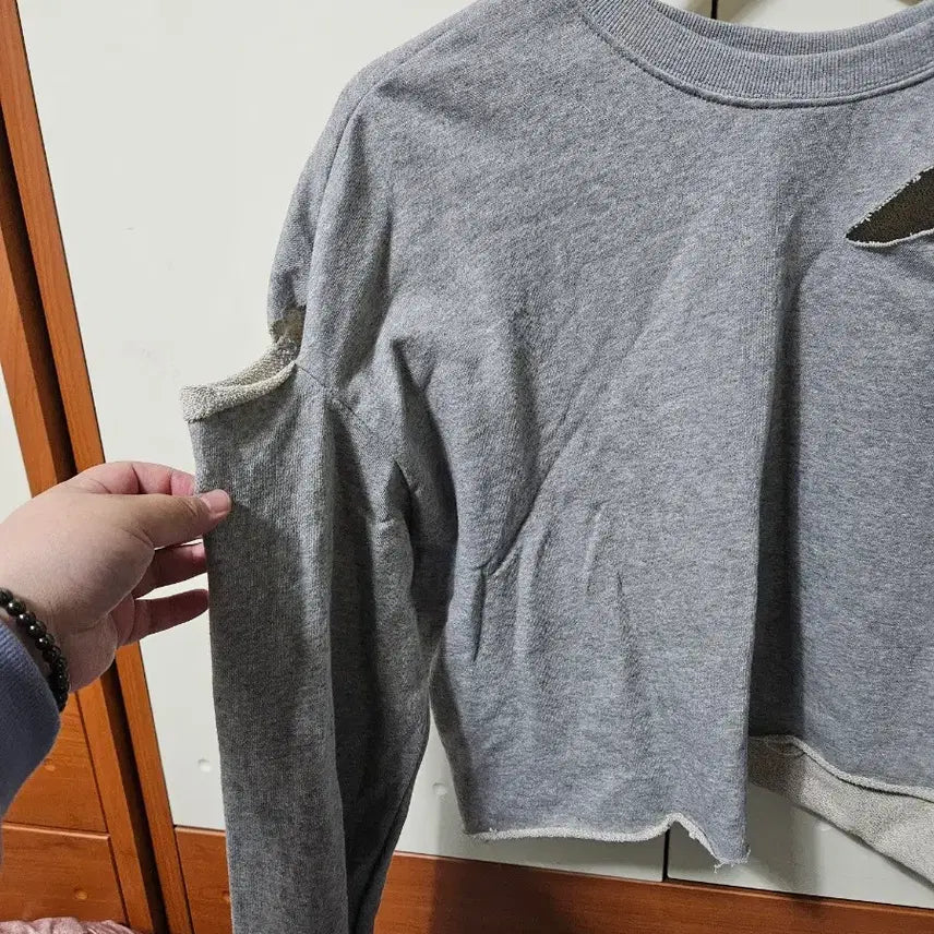 [BUNJANG] Gray Cropped Sweatshirt with Cut-out Detail / 그레이 크롭 맨투맨 새옷입니다
