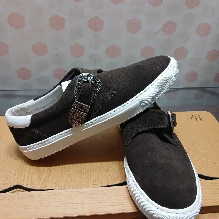 [BUNJANG] MisoPe Suede Buckle Sneakers Brown / 265 미소페 스웨이드 버클 스니커즈 (4380)