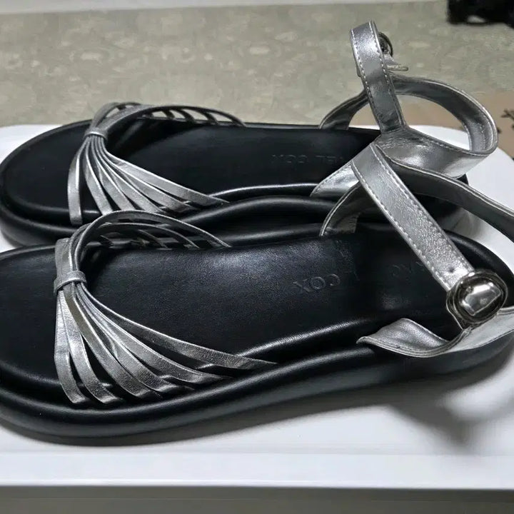 [BUNJANG] Rachel Cox Silver Strap Sandals (250-255) / 레이첼콕스 실버 스트랩 샌들 250-255