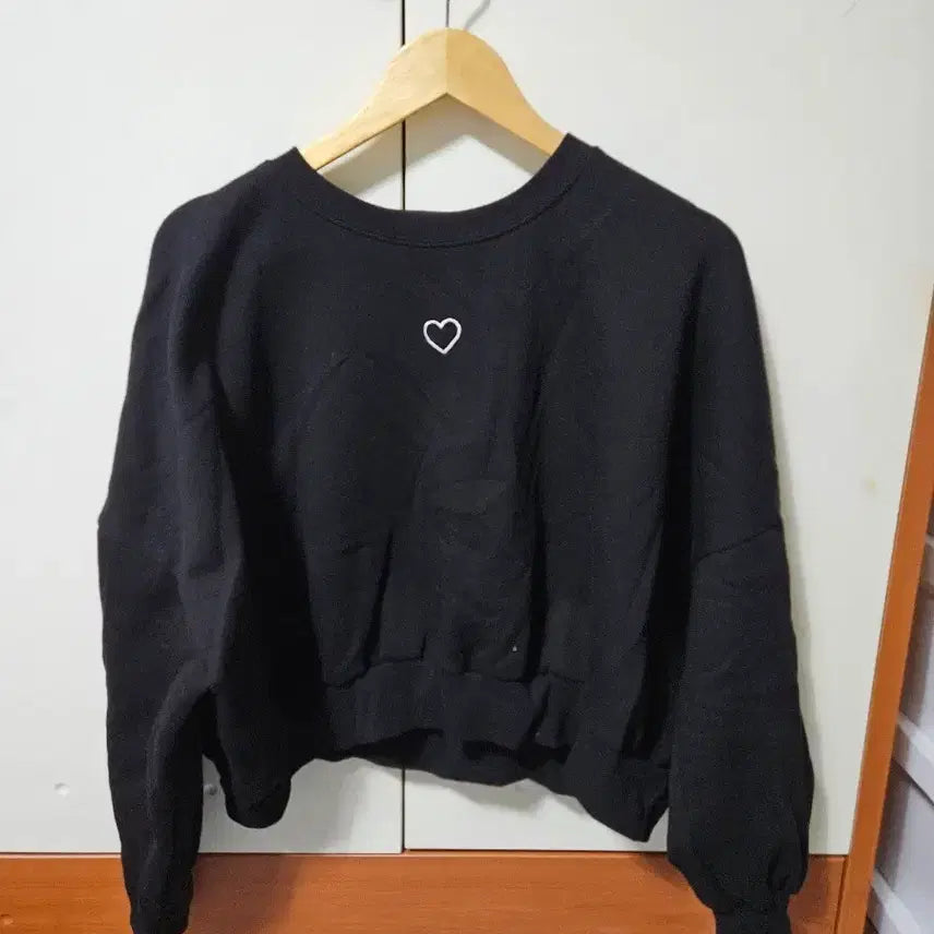 [BUNJANG] Cropped Sweatshirt with Heart Embroidery / 크롭 맨투맨 새옷입니다