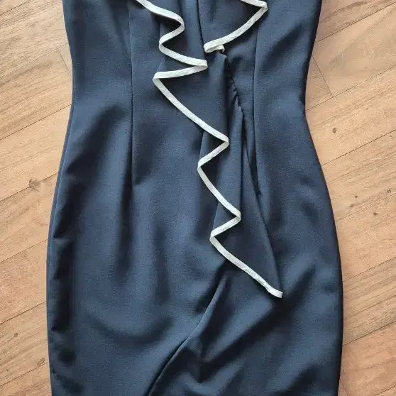 [BUNJANG] Rinascimento Slim Fit Midi Dress / Rinascimento 슬림핏 미디 원피스