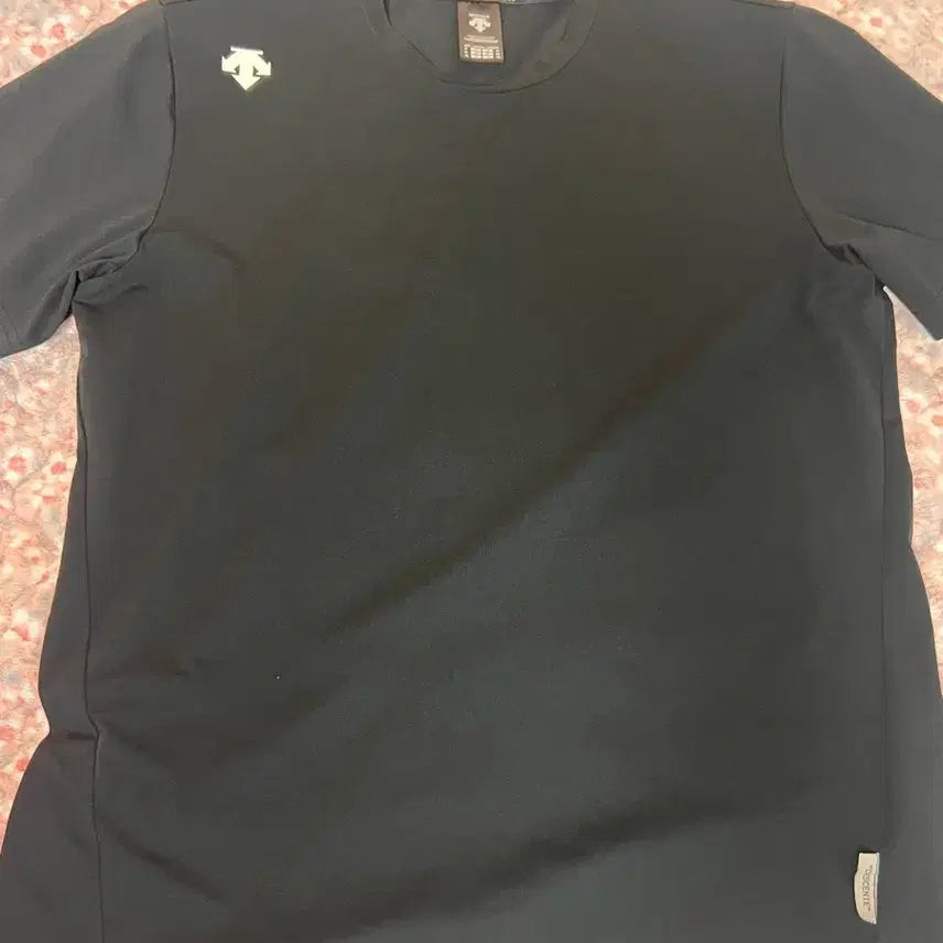 [BUNJANG] Descente Black Short Sleeve T-Shirt / 데상트 블랙 반팔 티셔츠