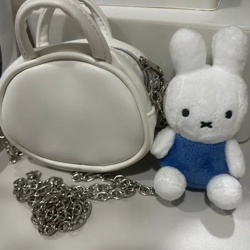 [BUNJANG] White Mini Crossbody Bag with Miffy Keychain / 화이트 미니 크로스백+ 미피키링