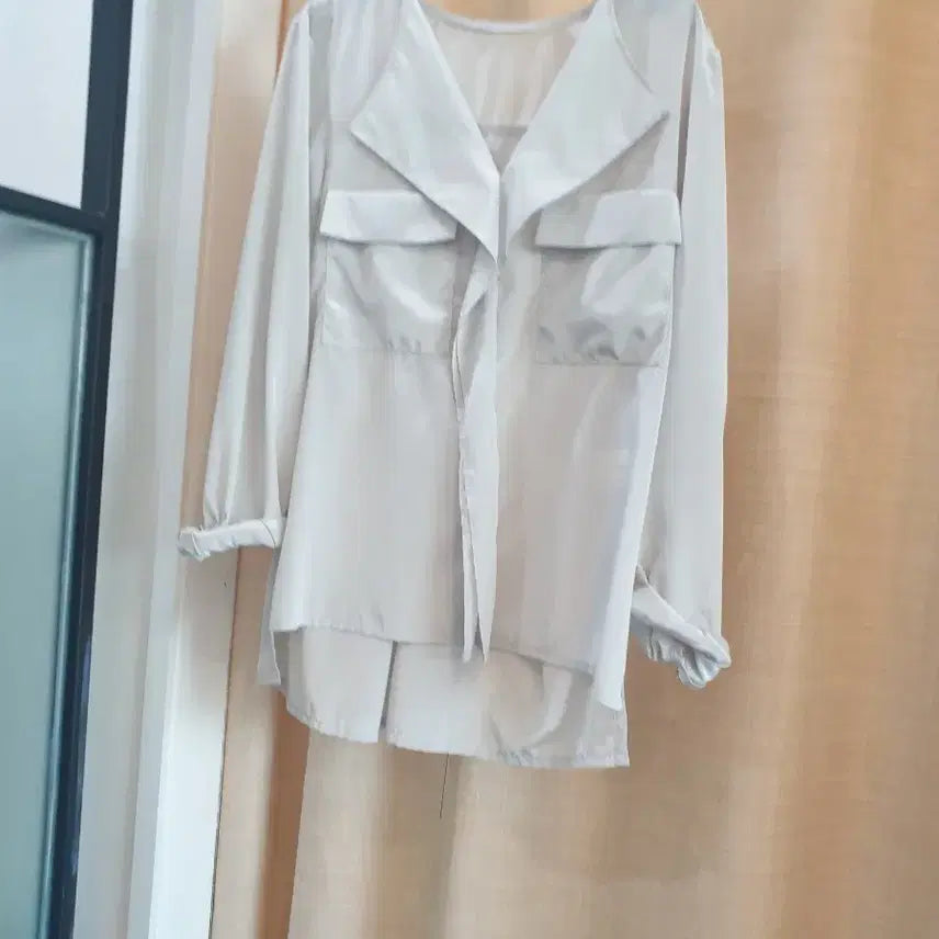 [BUNJANG] V-Neck Blouse with Pocket Details / v넥  블라우스