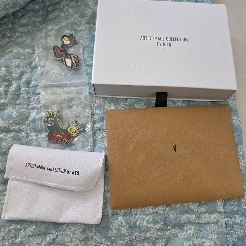 [BUNJANG] BTS V Artist-Made Collection Brooch Set / BTS V 아티스트메이드 브로치 세트