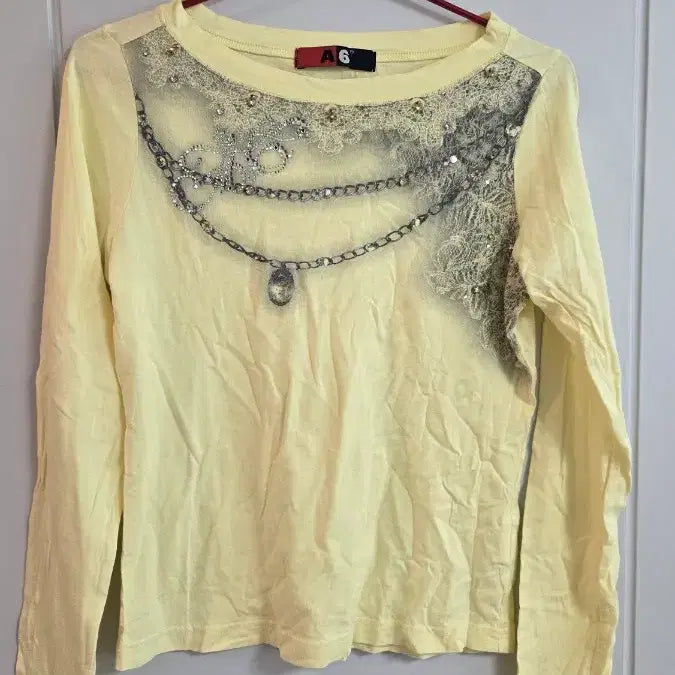 [BUNJANG] A6 Yellow Lace Chain Detail T-Shirt / A6 옐로우 레이스 체인 포인트 티셔츠