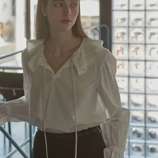 [BUNJANG] Bewbeemansion Ruffle Neck Blouse / 비뮤즈맨션 러플 넥 블라우스 F