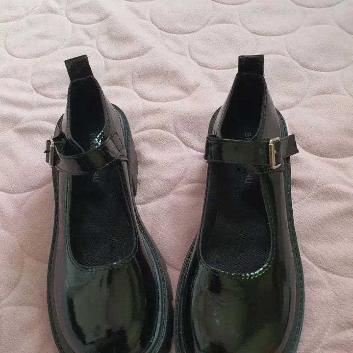 [SOLD OUT] 블랙 에나멜 메리제인 구두 통굽