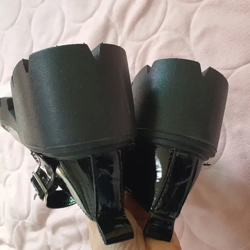 [SOLD OUT] 블랙 에나멜 메리제인 구두 통굽