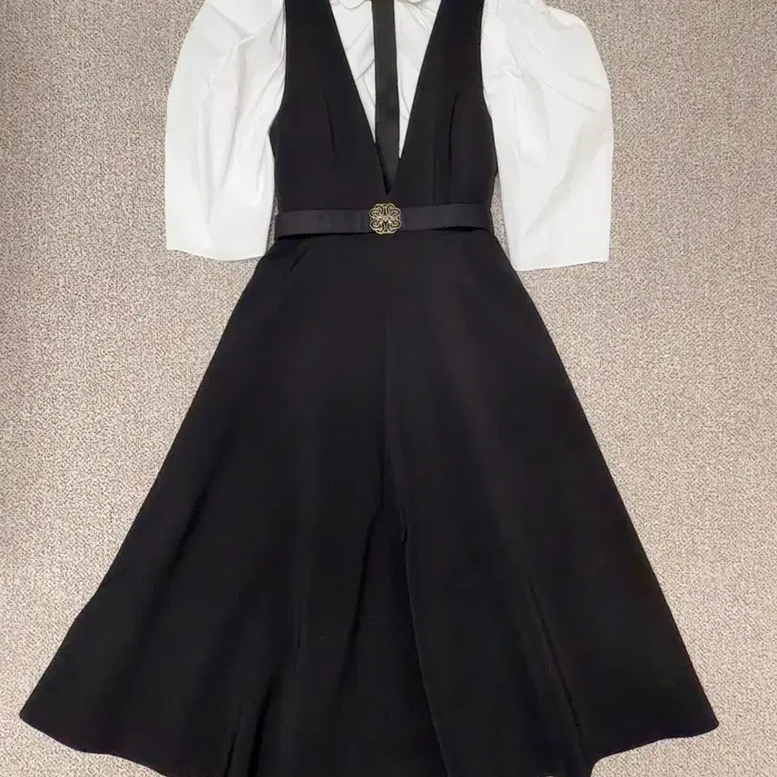 [BUNJANG] MOJO.S.PHINE Deep V-Neck Sleeveless Flare Long Dress / 모조에스핀 깊은 V브이넥 슬리브리스 플레어 롱원피스