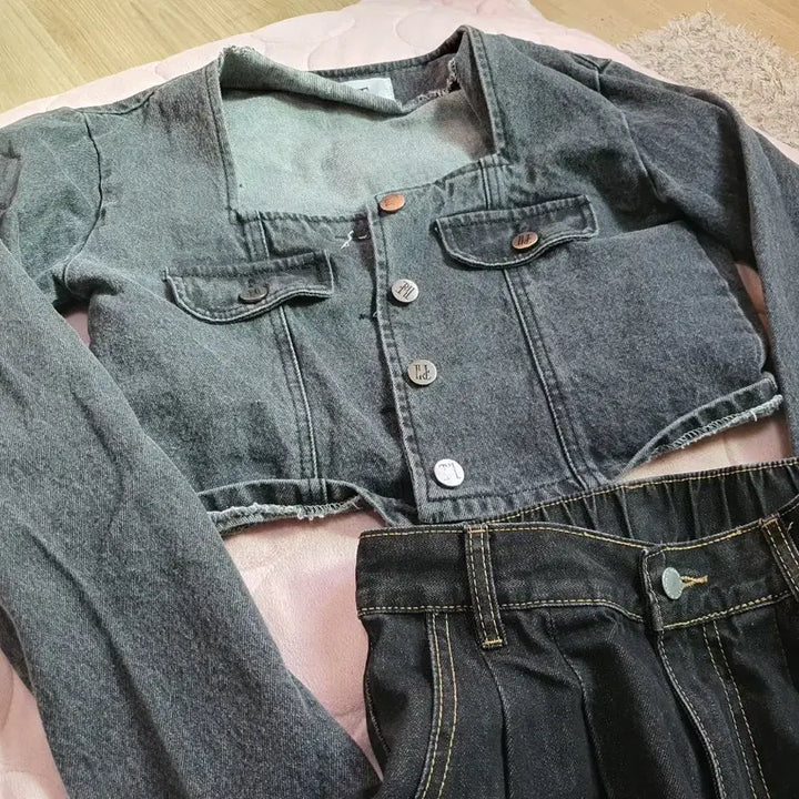 [BUNJANG] Denim Crop Jacket and Cargo Pants Set / 매력적인 데님 크롭 자켓과 카고 팬츠 세트예요. 투피스세트상품 사진에서