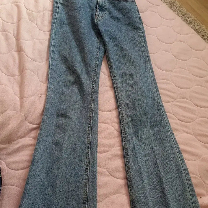 [BUNJANG] AURA Brand Light Blue Wash Bootcut Jeans / AURA 브랜드의 부츠컷 청바지예요연청 색상에 밑단이 자연스럽게 풀린
