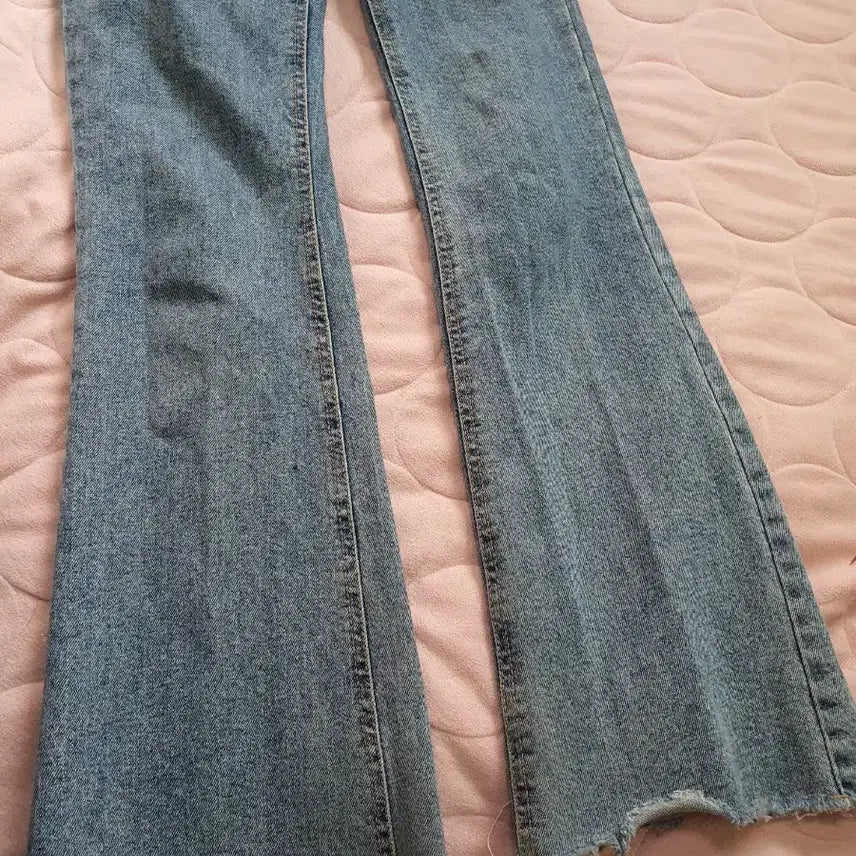 [BUNJANG] AURA Brand Light Blue Wash Bootcut Jeans / AURA 브랜드의 부츠컷 청바지예요연청 색상에 밑단이 자연스럽게 풀린