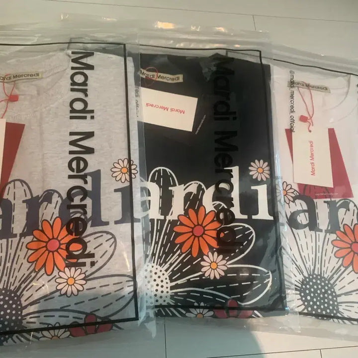 [BUNJANG] Mardi Mercredi Multi Flower Short Sleeve T-Shirt - New, Unsealed / 마르디 메크르디 멀티 플라워 반팔 티셔츠 신상 미개봉 새상품