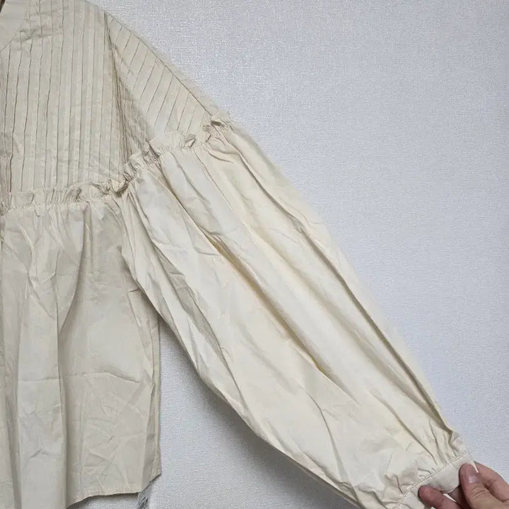 [BUNJANG] Ivory Pintuck Blouse Shirt / 아이보리 핀턱 블라우스 셔츠