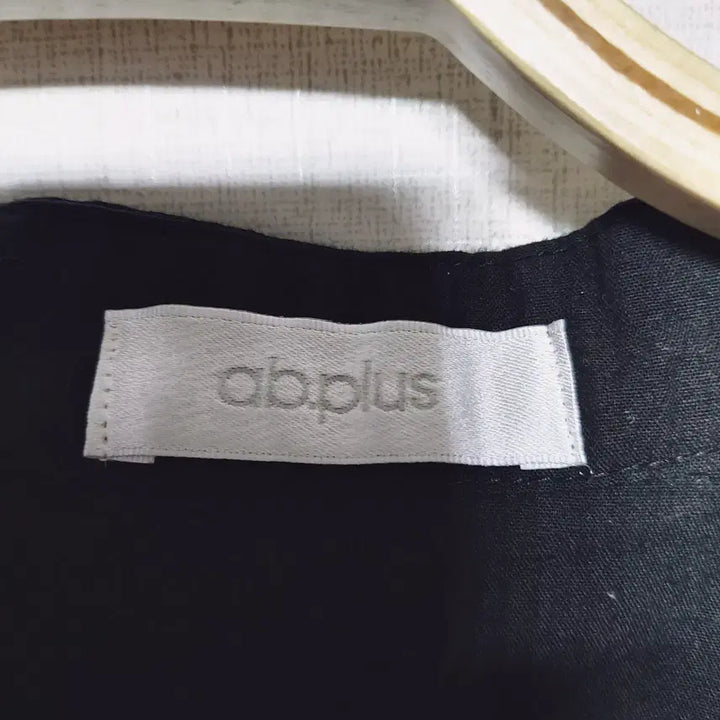 [BUNJANG] ab.plus Cropped Tassel Smocked Waistband Blouse / ab플러스 크롭 태슬 스모크밴딩 블라우스 55 66 77 블랙