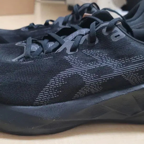 [BUNJANG] Asics NovaBlast 5 Black Carrier Grey Athletic Shoes / 290) 아식스 노바블라스트 5 블랙 캐리어 그레이 미실착 새제품  판매