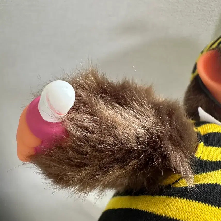 [BUNJANG] Monchhichi 50th Anniversary Exhibition Limited Honeybee Plush (S Size) / 몬치치 50주년 전시회 한정 꿀벌 인형