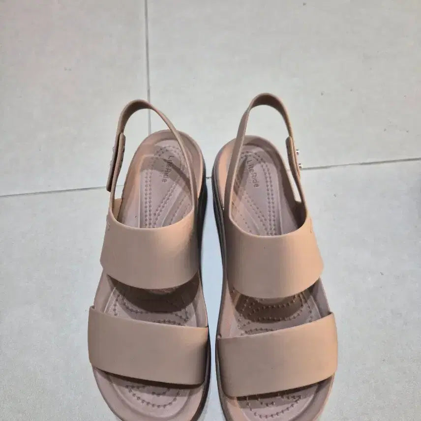 [BUNJANG] Crocs Brooklyn Low Wedge Latte / 크록스 브루클린 로우 웨지 라떼색상