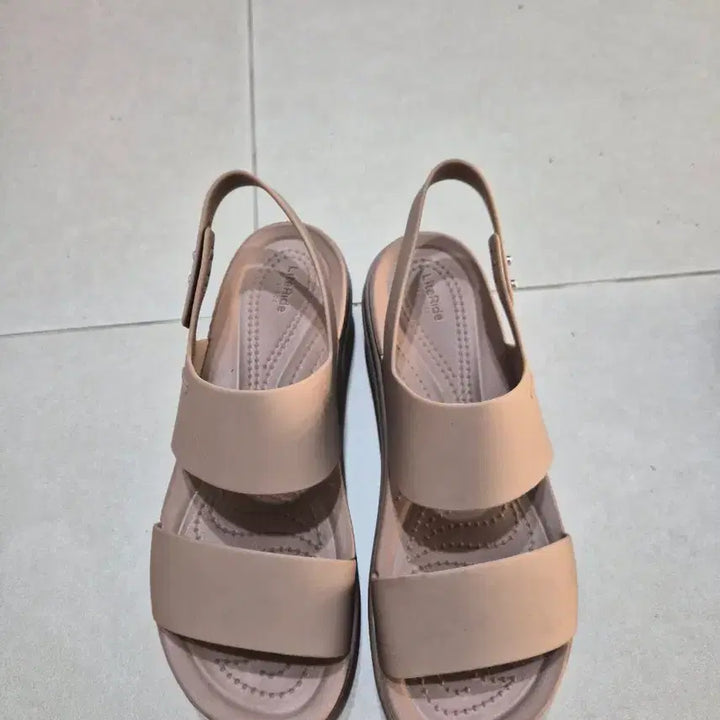[BUNJANG] Crocs Brooklyn Low Wedge Latte / 크록스 브루클린 로우 웨지 라떼색상