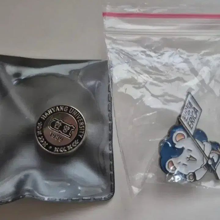 [BUNJANG] Hanyang University Badge Set (2 pcs) / 한양대 뱃지 2개 일괄판매합니다