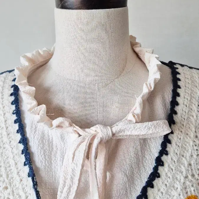 [BUNJANG] Open Closet Frill Blouse and Crochet Vest Set / 오픈클로셋 블라우스+조끼세트 free새상품