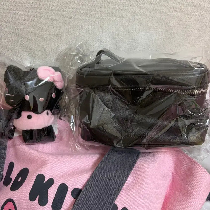 [BUNJANG] WAKEMAKE Hello Kitty Collaboration Pouch, Plush Keychain, Earphone Tint Set, Charm Keychain / 웨이크메이크 헬로키티 콜라보 세트 파우치