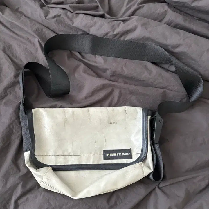 [BUNJANG] Freitag Hawaii Five-O White Messenger Bag / 프라이탁 하와이파이브오 하파오 올흰