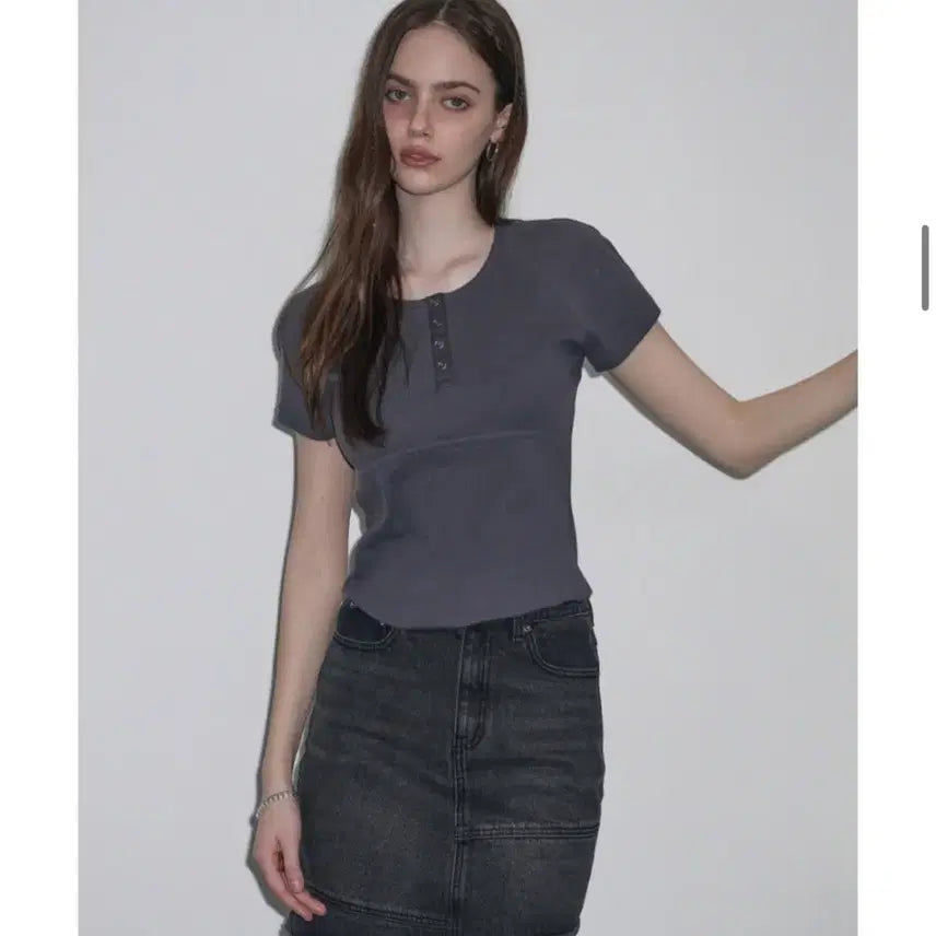 [BUNJANG] Ledery Henry Neck Short Sleeve T-Shirt (Charcoal) / 실착 한번) 레더리 헨리넥 반팔 티셔츠(차콜)