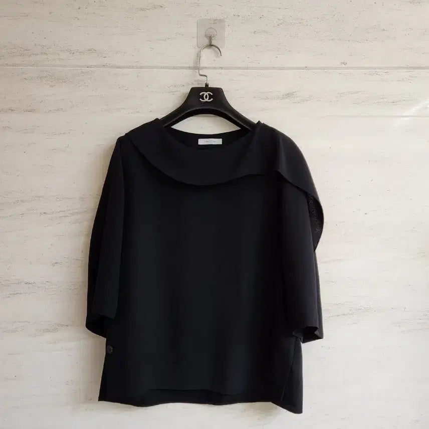 [BUNJANG] The IZ Unbalance Ruffle Balloon Blouse / 더아이잗 언밸런스 러플 벌룬 블라우스