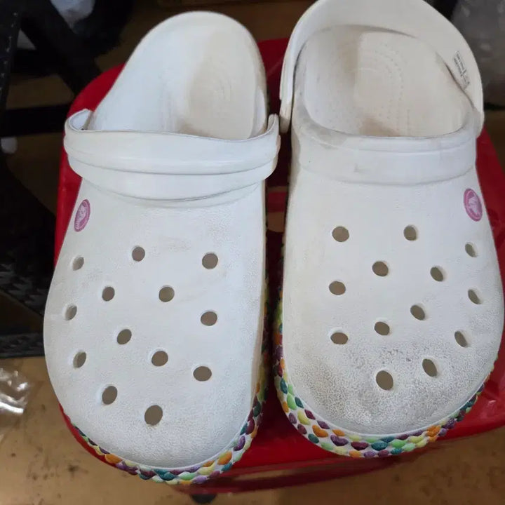 [BUNJANG] Crocs White Sandals Colorful Band Accent / 크록스 흰색 샌들 컬러풀 밴드 장식
