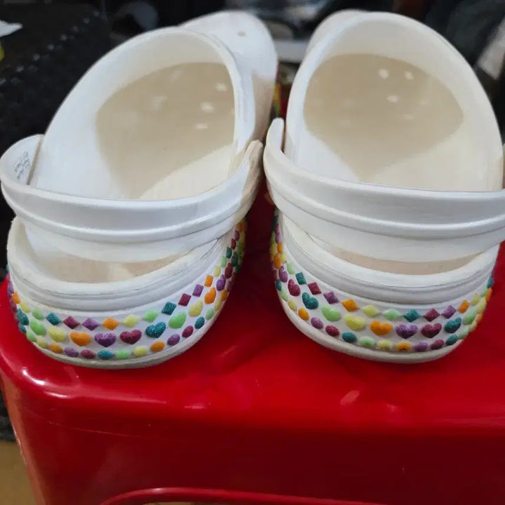 [BUNJANG] Crocs White Sandals Colorful Band Accent / 크록스 흰색 샌들 컬러풀 밴드 장식