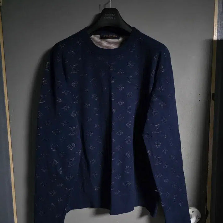 [BUNJANG] Louis Vuitton LVSE Drop Needle Monogram Crewneck Sweatshirt Navy XXL / 루이비통 LVSE 드롭 니들 모노그램 크루넥 맨투맨 네이비 색상 XXL