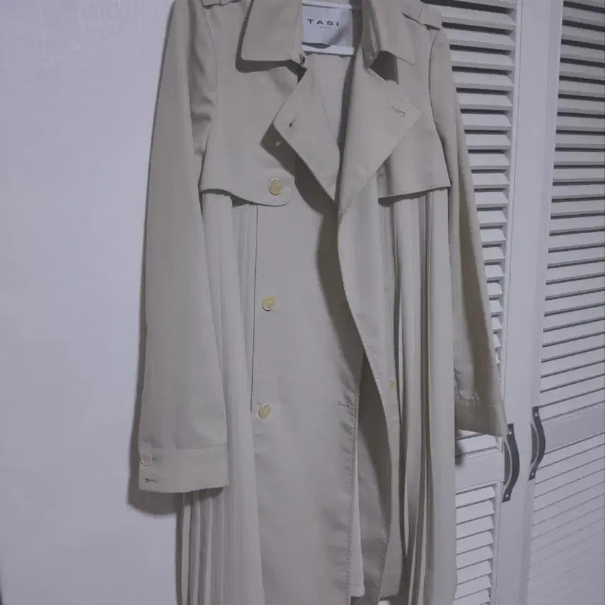 [BUNJANG] TASI New York Backside Pleats Detail Coat / TASI 타시뉴욕 백사이드 플리츠 디테일 코트