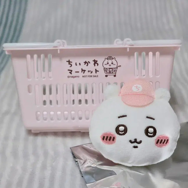 [BUNJANG] Chiikawa Market 5th Anniversary Novelty Set: Oka-o Badge &amp; Basket with Hachiware Usagi / 치이카와 마켓 5주년 노벨티 택배 오카오 뱃지 바구니 하치와레 우사기