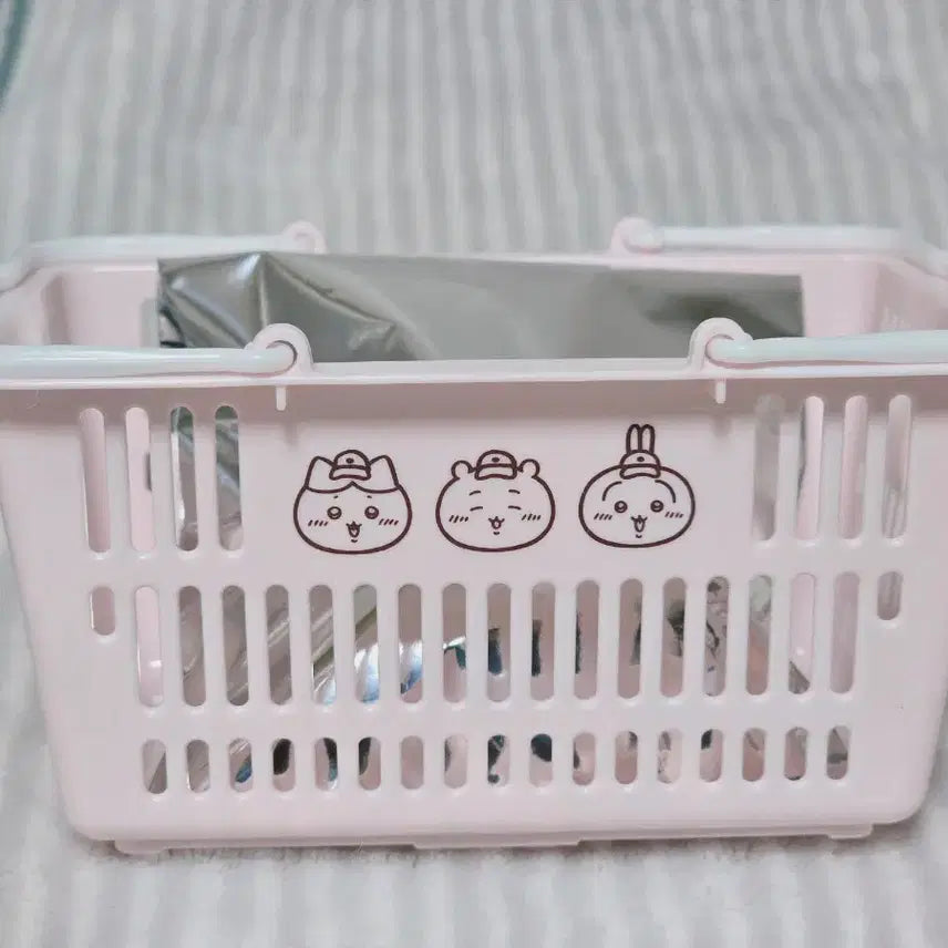 [BUNJANG] Chiikawa Market 5th Anniversary Novelty Set: Oka-o Badge &amp; Basket with Hachiware Usagi / 치이카와 마켓 5주년 노벨티 택배 오카오 뱃지 바구니 하치와레 우사기