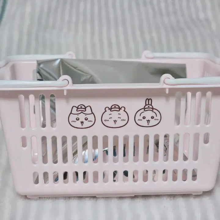[BUNJANG] Chiikawa Market 5th Anniversary Novelty Set: Oka-o Badge &amp; Basket with Hachiware Usagi / 치이카와 마켓 5주년 노벨티 택배 오카오 뱃지 바구니 하치와레 우사기