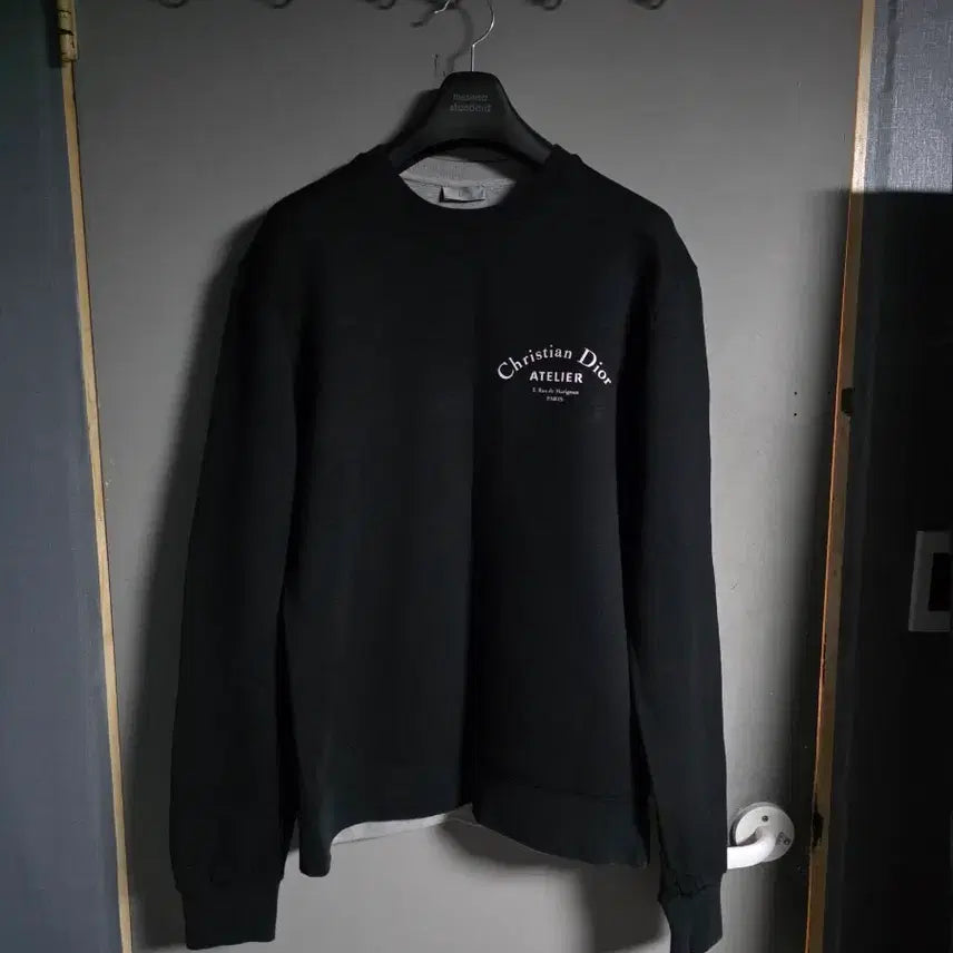 [BUNJANG] Dior Atelier Printed Logo Crewneck Sweatshirt Black L / 디올 아뜰리에 프린티드 로고 크루넥 맨투맨 티셔츠 블랙 색상 L사이즈