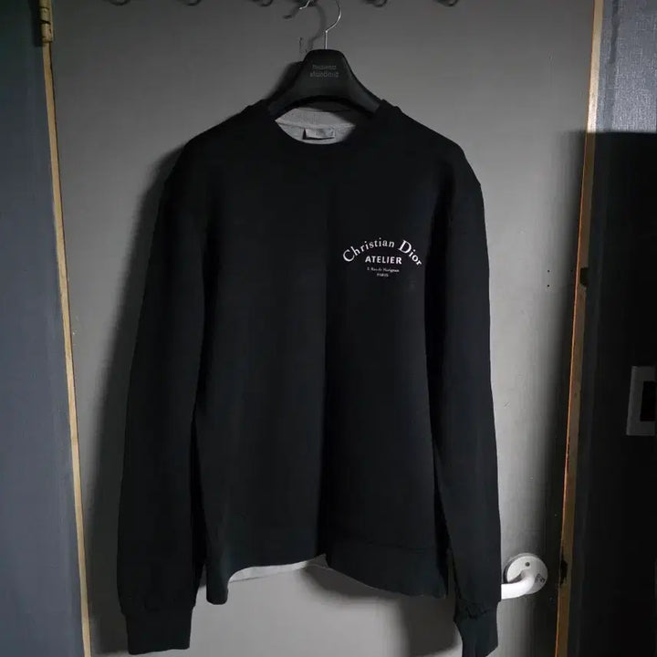 [BUNJANG] Dior Atelier Printed Logo Crewneck Sweatshirt Black L / 디올 아뜰리에 프린티드 로고 크루넥 맨투맨 티셔츠 블랙 색상 L사이즈