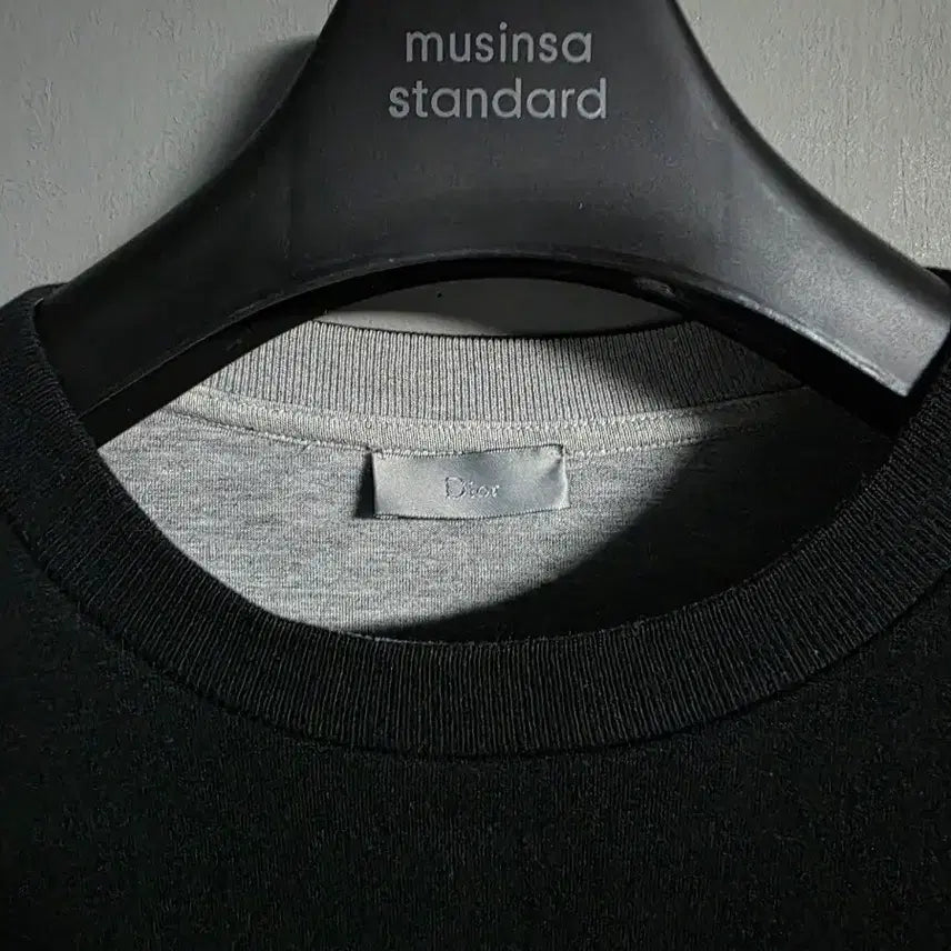 [BUNJANG] Dior Atelier Printed Logo Crewneck Sweatshirt Black L / 디올 아뜰리에 프린티드 로고 크루넥 맨투맨 티셔츠 블랙 색상 L사이즈