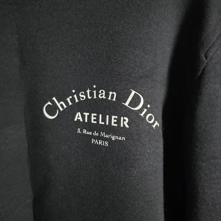 [BUNJANG] Dior Atelier Printed Logo Crewneck Sweatshirt Black L / 디올 아뜰리에 프린티드 로고 크루넥 맨투맨 티셔츠 블랙 색상 L사이즈