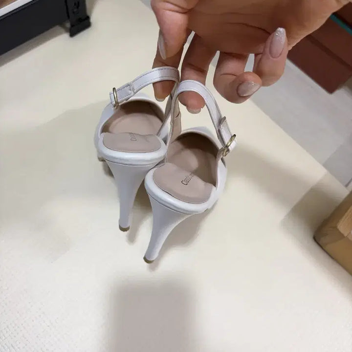 [BUNJANG] Classic Handmade White Slingback Heels (240) / 클래식 핸드메이드 화이트 힐 슬링백240