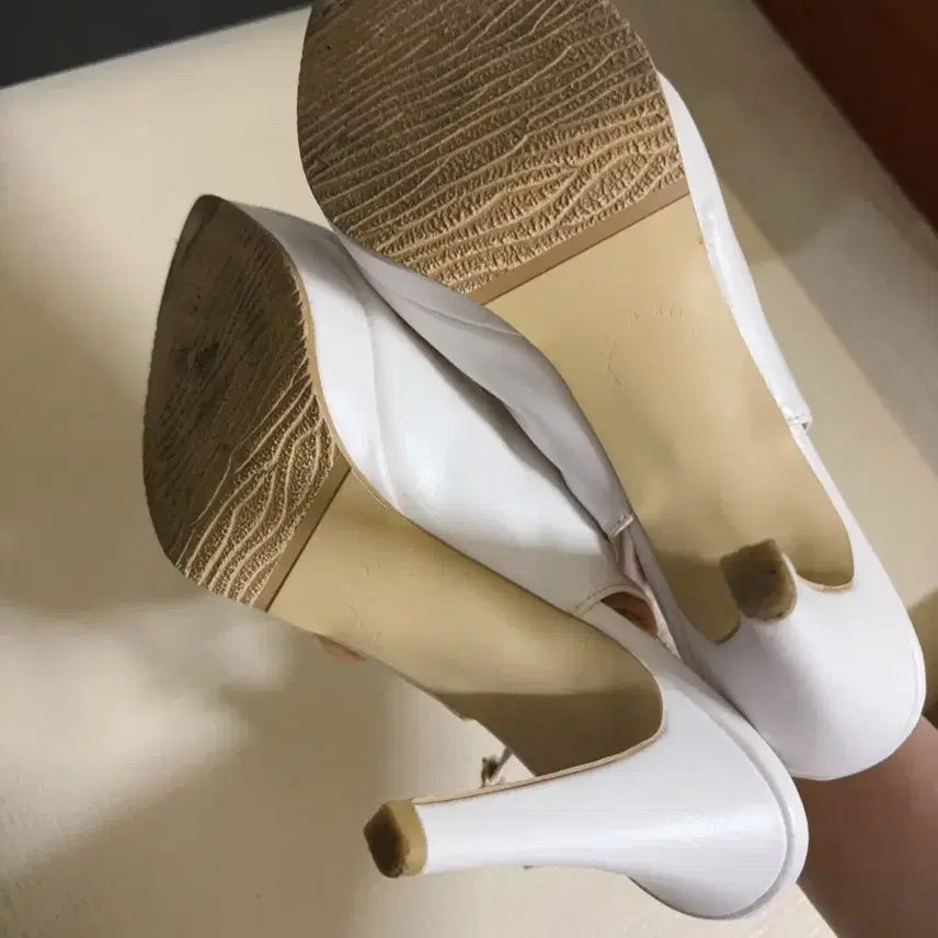 [BUNJANG] Classic Handmade White Slingback Heels (240) / 클래식 핸드메이드 화이트 힐 슬링백240