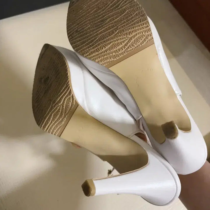 [BUNJANG] Classic Handmade White Slingback Heels (240) / 클래식 핸드메이드 화이트 힐 슬링백240