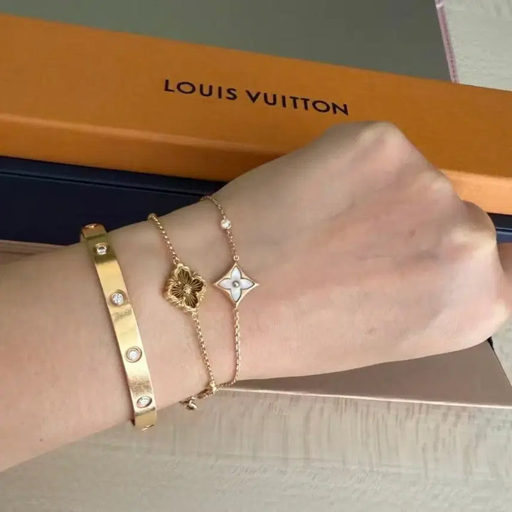 [BUNJANG] Louis Vuitton Flower White Bracelet / 루이비통 플라워 화이트 팔찌