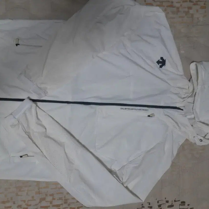 [BUNJANG] Descente Athletic White Windbreaker Hoodie Zip-up Size 95 / 데상트 애슬레틱 화이트 바람막이 후드집업 95