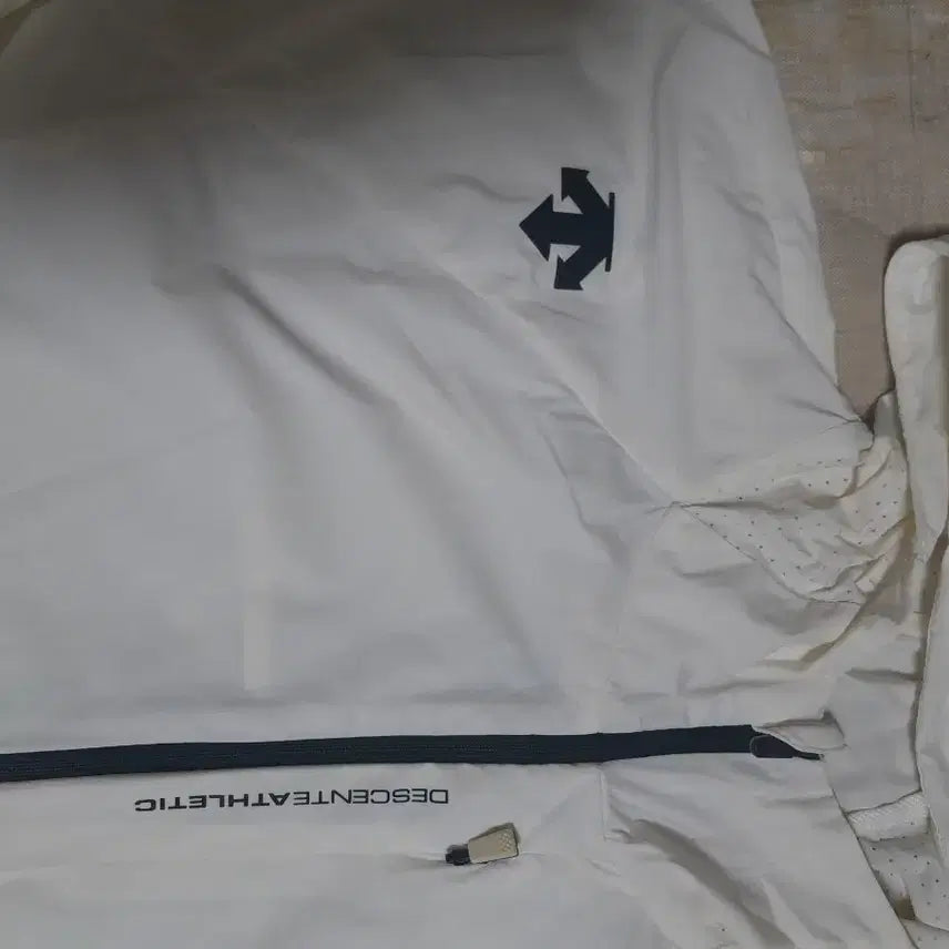 [BUNJANG] Descente Athletic White Windbreaker Hoodie Zip-up Size 95 / 데상트 애슬레틱 화이트 바람막이 후드집업 95