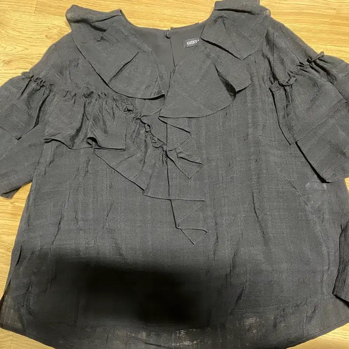 [BUNJANG] Lucky Chouette Black Frill Blouse 36 (55) / 럭키슈에뜨 블랙 프릴 블라우스 36(55)