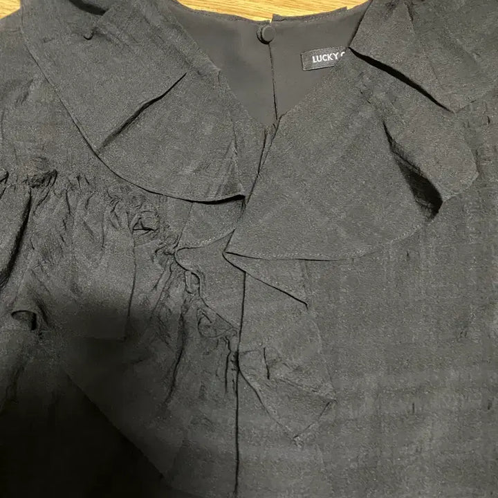 [BUNJANG] Lucky Chouette Black Frill Blouse 36 (55) / 럭키슈에뜨 블랙 프릴 블라우스 36(55)